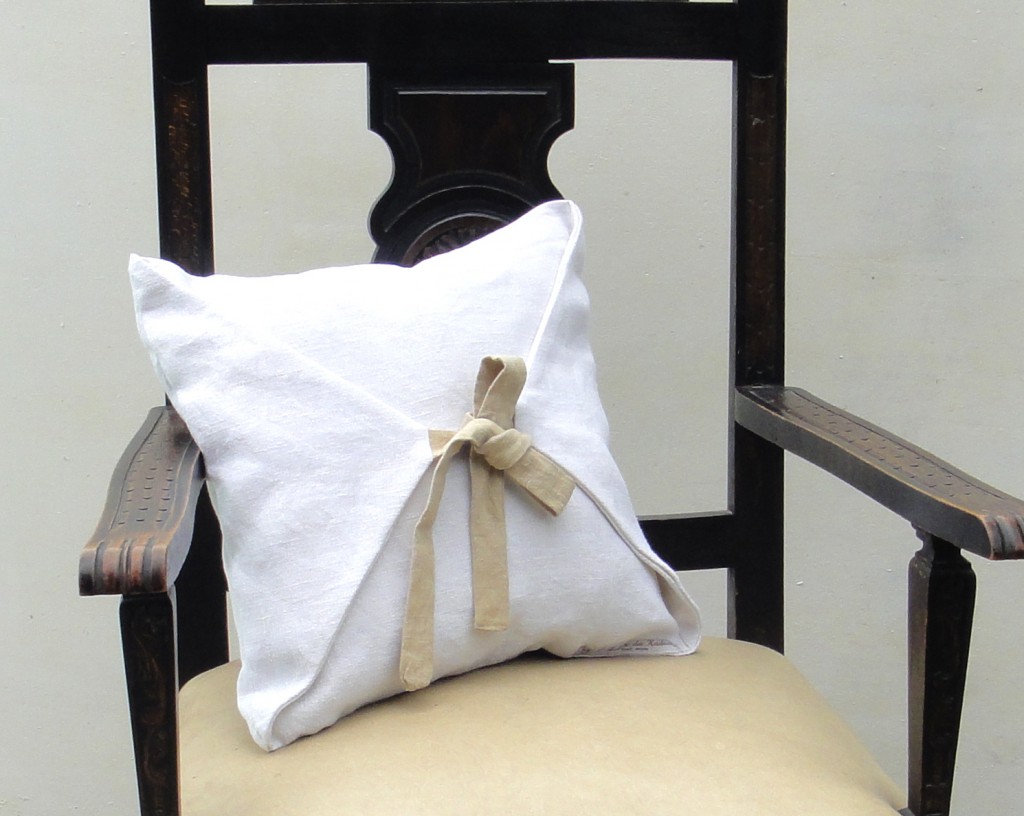 coussin carré drap ancien blanc-flot