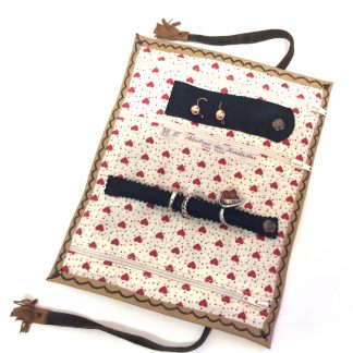 Trousse bijoux camel cœurs rouges (3)