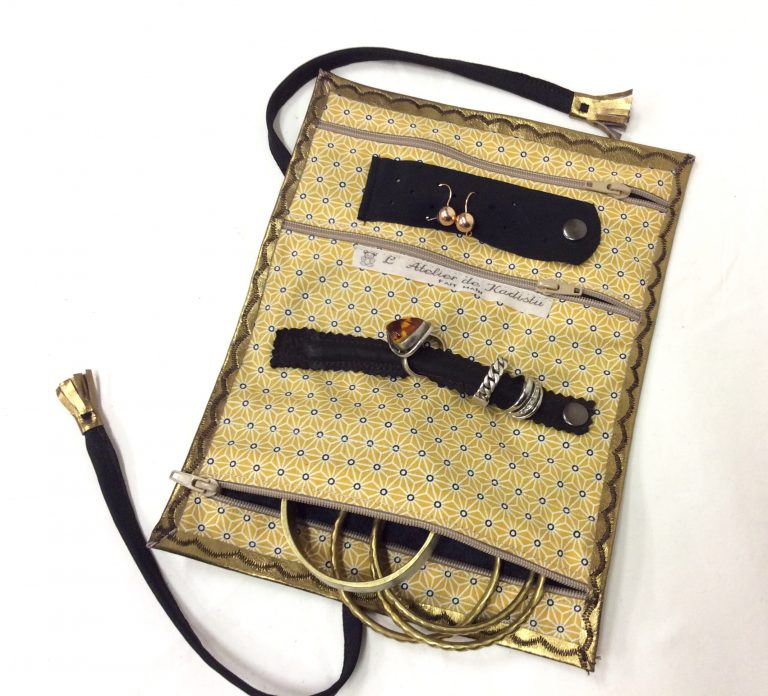 Trousse à bijoux de voyage cuir doré cuivré /intérieur jaune motifs géométriques