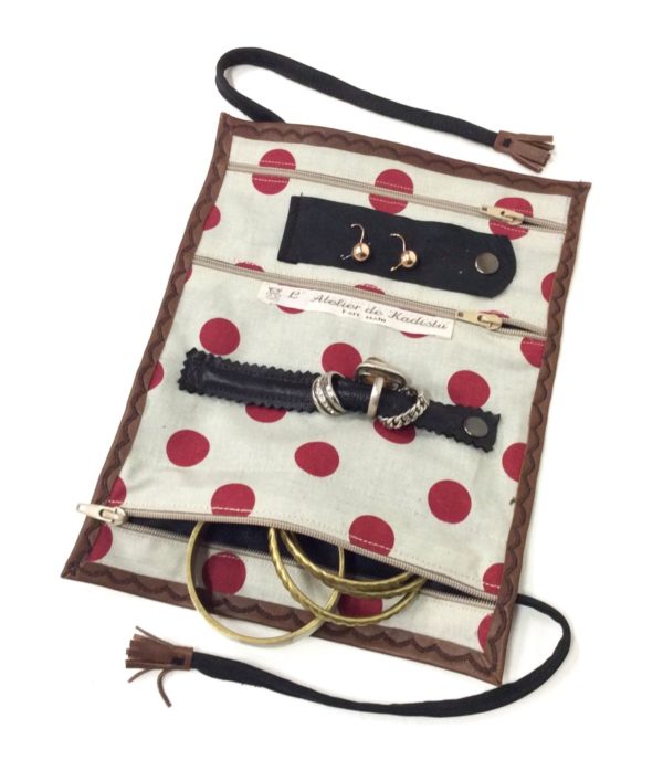 Trousse à bijoux voyage, cuir fauve/ coton taupe pois rouges