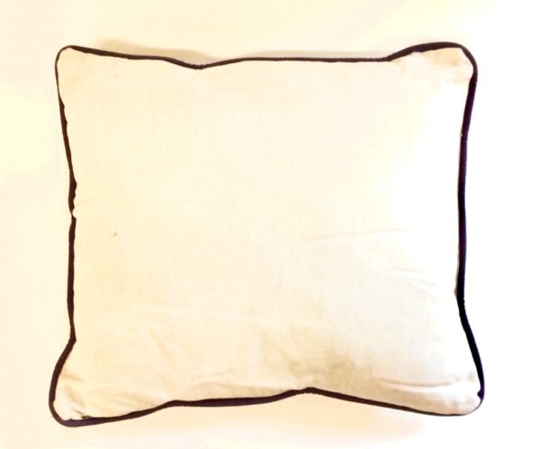 coussin rectangulaire violet et beige-fauteuil-papillon