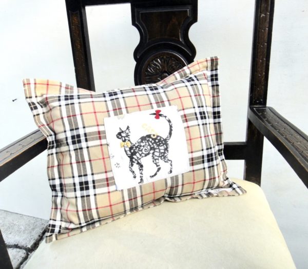 coussin rectangulaire écossais fauve noir-chat