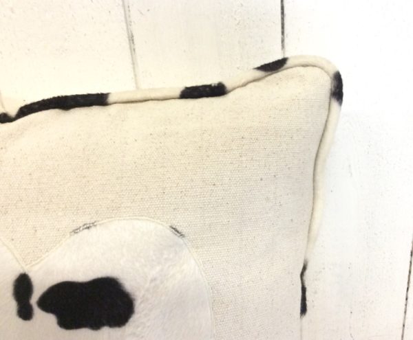 coussin carré écru coeur fourrure synthétique noire et blanc imitation vache