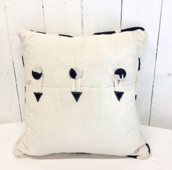 coussin carré écru coeur fourrure synthétique noire et blanc imitation vache