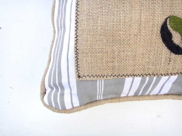 coussin rectangulaire toile à matelas grise et blanche-sac de café-inscription