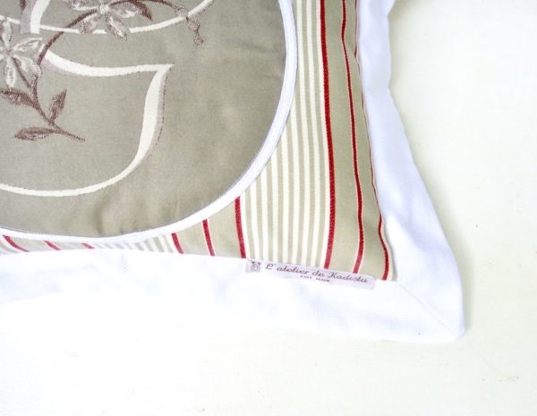 coussin toile à matelas taupe rouge- médaillon lettre