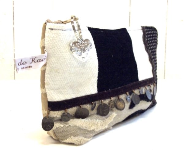 trousse de sac assemblage velours blanc noir et beige-breloques