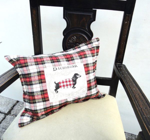 coussin rectangulaire écossais rouge noir blanc chien