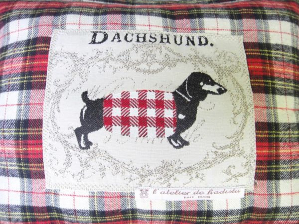 coussin rectangulaire écossais rouge noir blanc chien