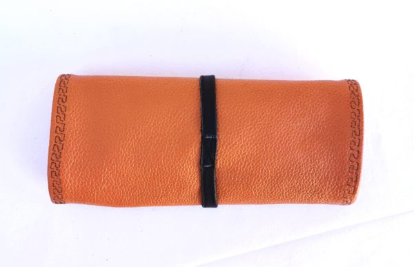 trousse à bijoux cuir orange, intérieur blanc imprimé de valises