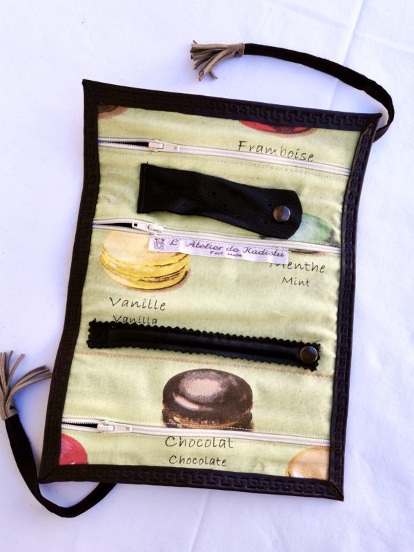 Trousse à bijoux cuir marron, intérieur vert anis / macarons