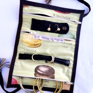 Trousse à bijoux cuir marron, intérieur vert anis / macarons