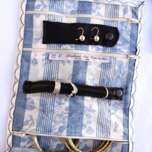 trousse à bijoux cuir argenté, intérieur blanc rayé bleu, fleuri