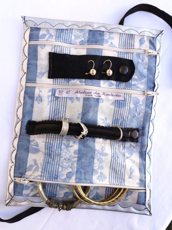 trousse à bijoux cuir argenté, intérieur blanc rayé bleu, fleuri