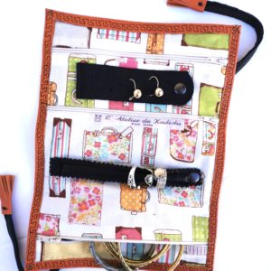 trousse à bijoux cuir orange, intérieur blanc imprimé de valises