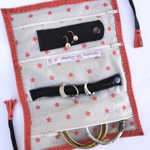 trousse à bijoux cuir rouge, intérieur taupe étoiles rouges