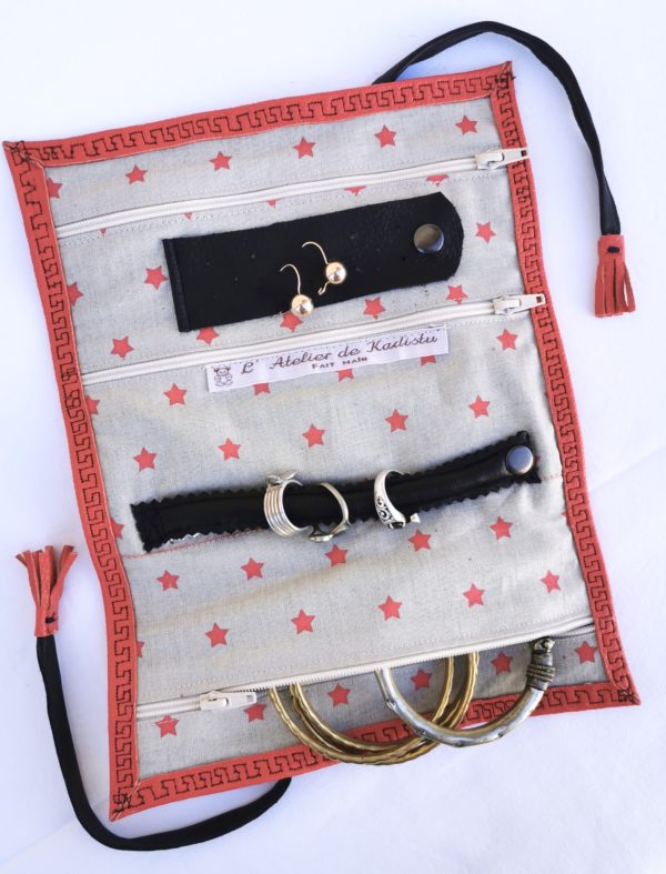 trousse à bijoux cuir rouge, intérieur taupe étoiles rouges