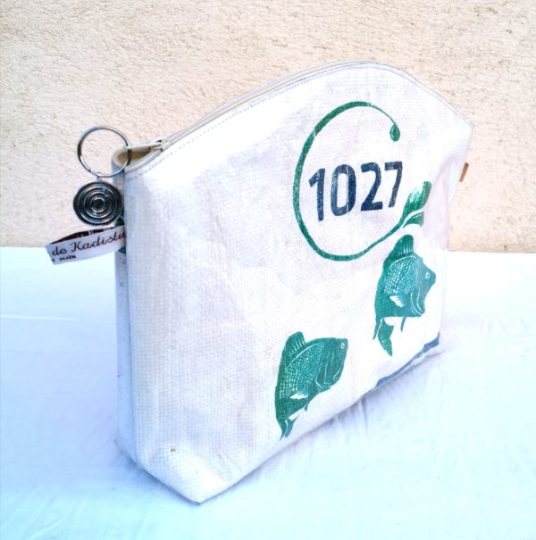 trousse de toilette blanche ,poissons 1027, sac de marchandise