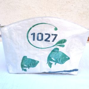 trousse de toilette blanche ,poissons 1027, sac de marchandise