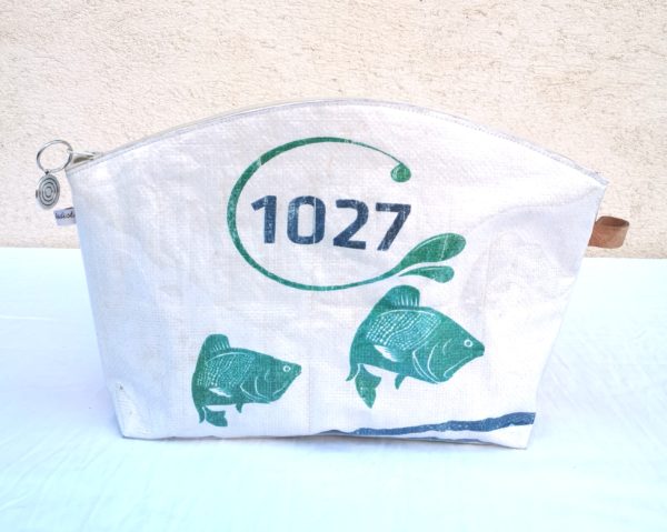 trousse de toilette blanche ,poissons 1027, sac de marchandise