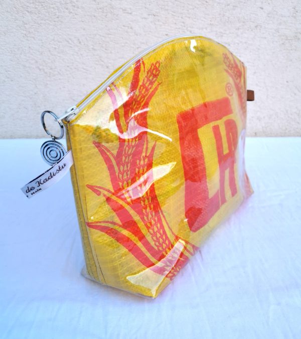 trousse de toilette jaune, couronne de blé et écriture rouge sac de marchandise