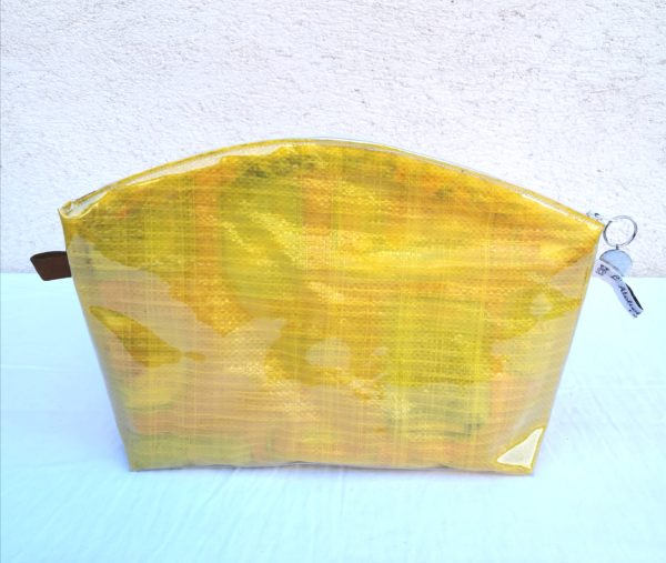 trousse de toilette jaune, couronne de blé et écriture rouge sac de marchandise