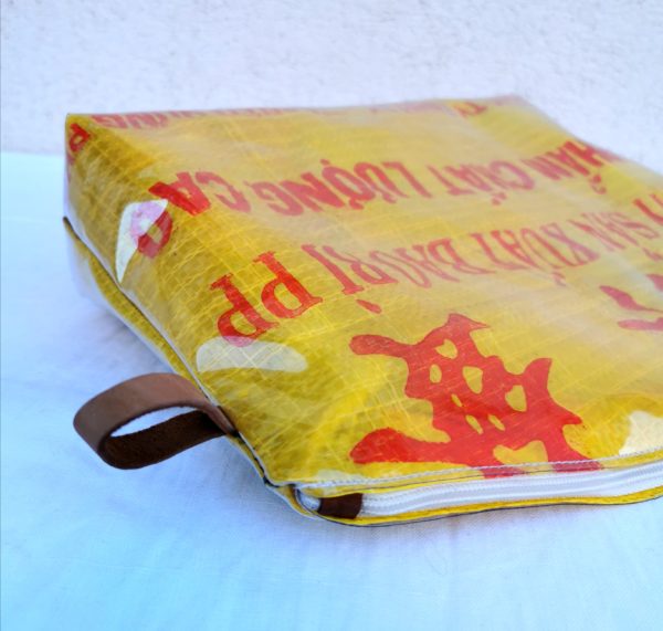 Trousse de toilette jaune, sac de marchandise, inscriptions exotiques rouges