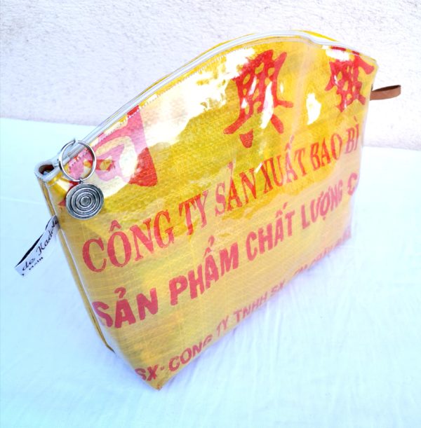 Trousse de toilette jaune, sac de marchandise, inscriptions exotiques rouges