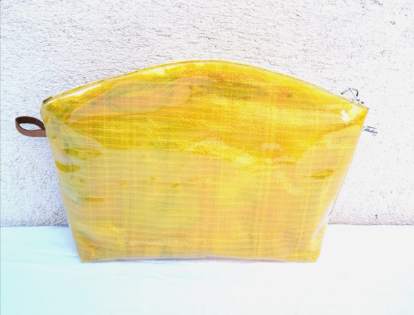 Trousse de toilette jaune, sac de marchandise, inscriptions exotiques rouges