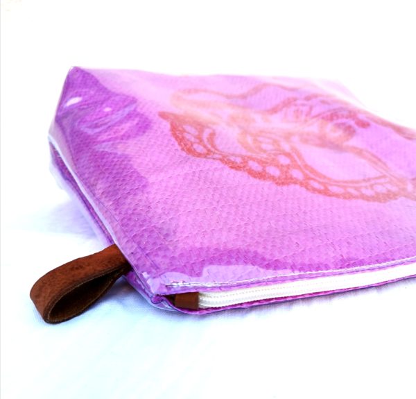 trousse de toilette rose, sac marchandise, couronne