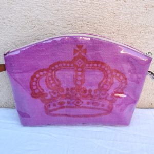 trousse de toilette rose, sac de marchandise, couronne