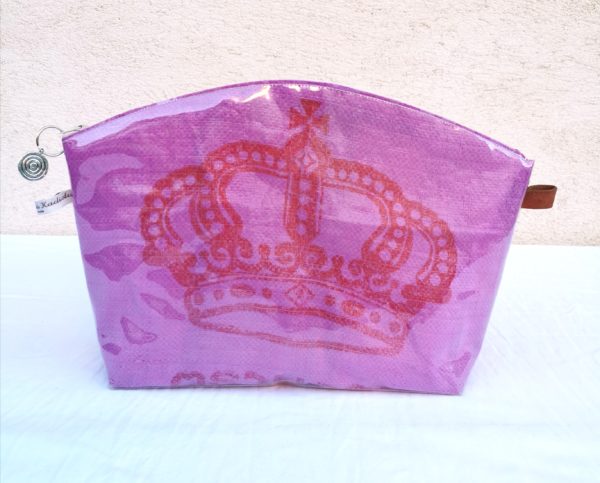 trousse de toilette rose, sac marchandise, couronne