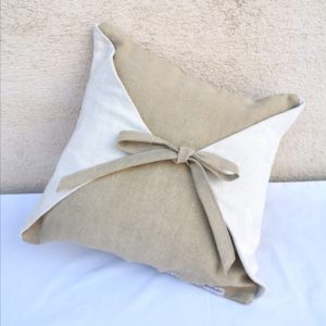 coussin carré toile ancienne beige et blanc